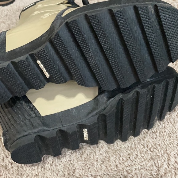 Tan and black Sorel rain boots - Picture 5 of 5